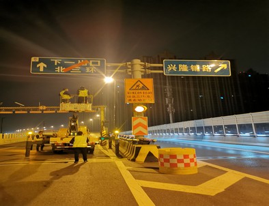 荆门郑州市北三环彩虹桥交通标志牌安装现场